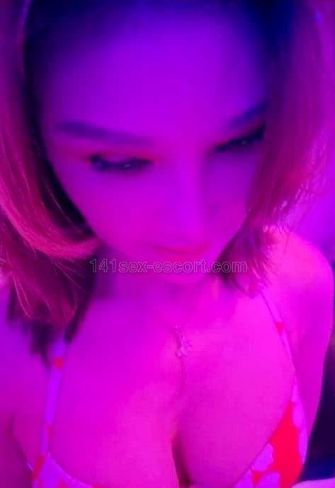 健美四眼妹24小時營業 · 睇到佢胸前36D嘅白滑真波，全身走肥，有前有後，佢仲話好易高潮，高潮時high過頭會少少頭暈，真心爽！ (1)