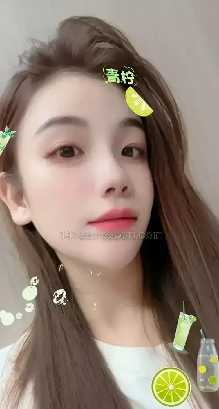 瑩瑩臉蛋很漂亮 身材好 胸部也豐滿有料 整個人看起來很有吸引… (1)