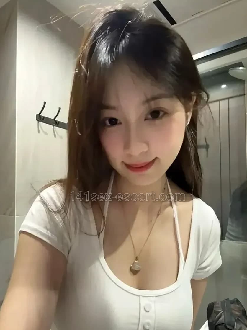 Serena Spa, 20, Hong Kong (photo 5 of 6)