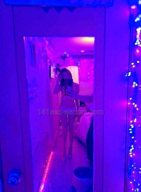 健美四眼妹24小時營業 · 睇到佢胸前36D嘅白滑真波，全身走肥，有前有後，佢仲話好易高潮，高潮時high過頭會少少頭暈，真心爽！ (4)
