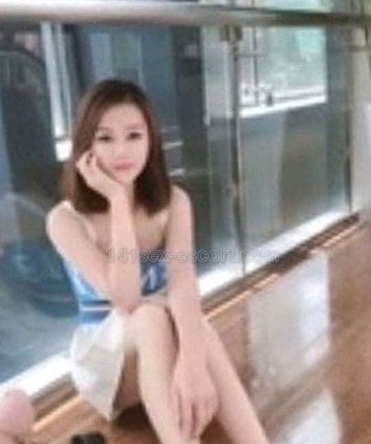 今晚刷141差點原地升天。敏敏新相一出場就穿著半透白襯衫＋小短裙，扣子解到第三粒，腦袋只剩一個念頭：立刻約！！ (1)