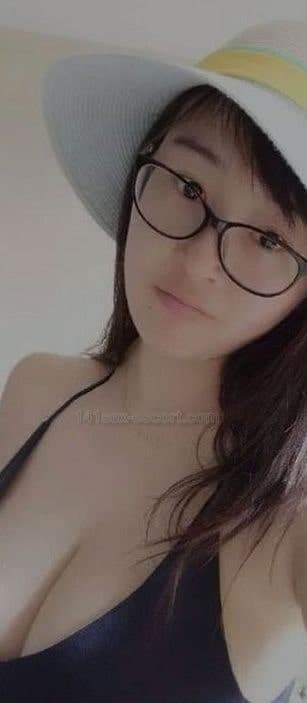 健美四眼妹24小時營業 · 丁字腳挺晒胸收晒腰，笑容滿面，妖味姣味出晒呢，一對又白又滑又大波，睇波型最少有36D，騎術上乘，真係好滿意 (1)
