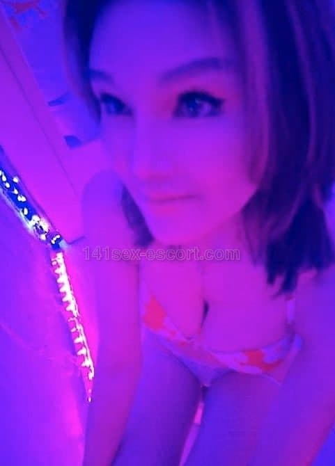 健美四眼妹24小時營業 · 睇到佢胸前36D嘅白滑真波，全身走肥，有前有後，佢仲話好易高潮，高潮時high過頭會少少頭暈，真心爽！ (2)