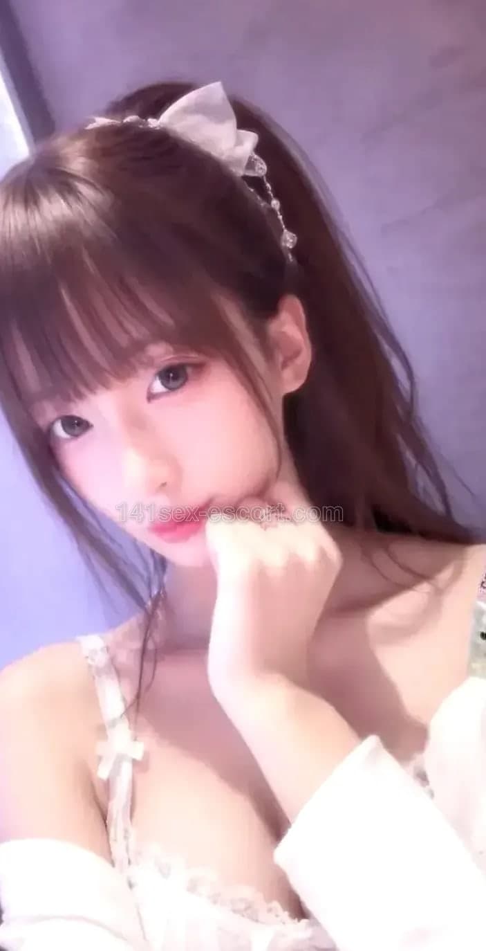 VIVI, 18, Hong Kong — Chinese (photo 4 of 4)