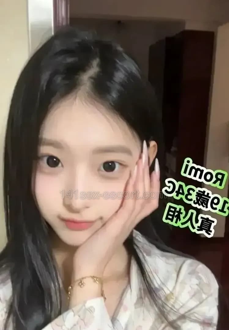 Romi 19岁，超级清纯靓相头族学生妹样，34C真波手感超… (1)