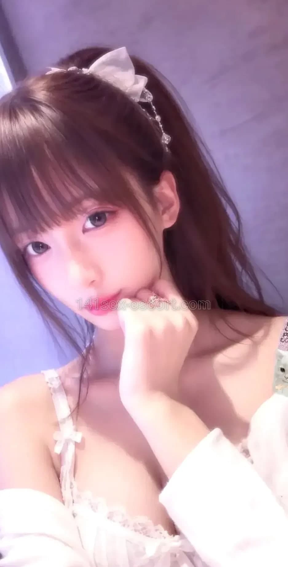 VIVI身材好，胸大又軟，制服絲襪高踭鞋一換上即刻好誘 (1)