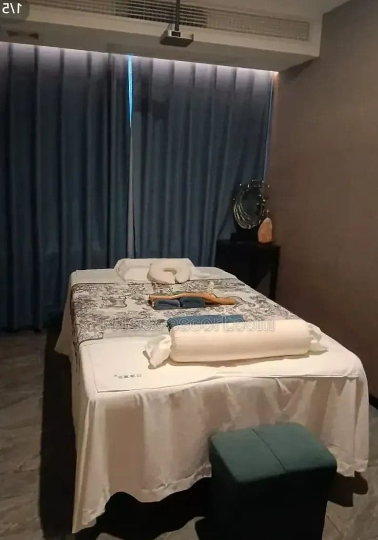Serena Spa, 20, Hong Kong (photo 6 of 6)