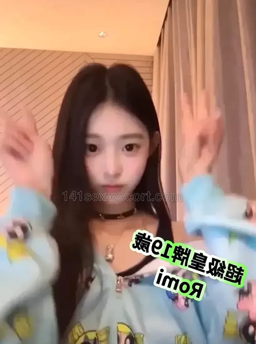 皇牌19岁romi，后生清纯瘦底學生妹樣堅靚相頭族34C真波… (1)