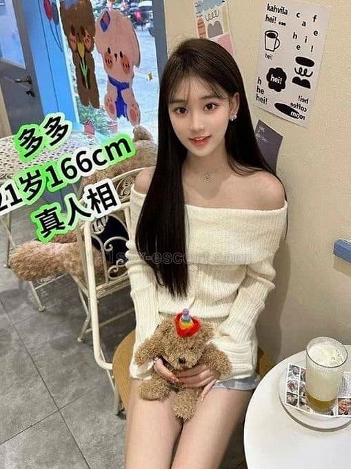 依约上去，開門迎入的是位可爱多多，穿了一身黑色蕾絲睡服，影得更加白滑 (1)