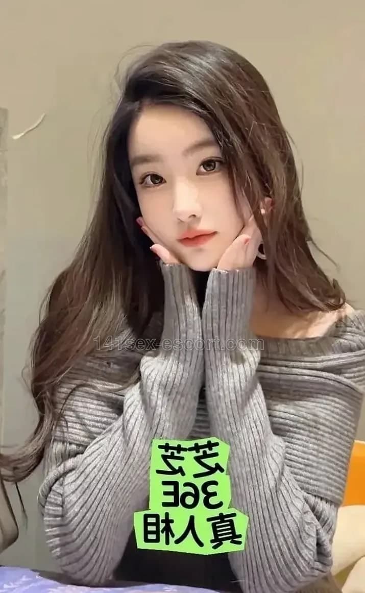 芝芝邻家清纯型，笑容甜美，瘦底真波，皮肤一般唔算白 (1)