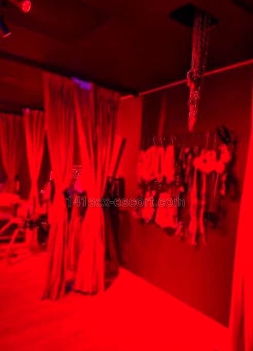 SM調教都一流，加上全港獨一無二的1500呎優美遊樂環境，絕對係令你完樂而忘返、一次就上癮嘅極品女皇❤️ (3)