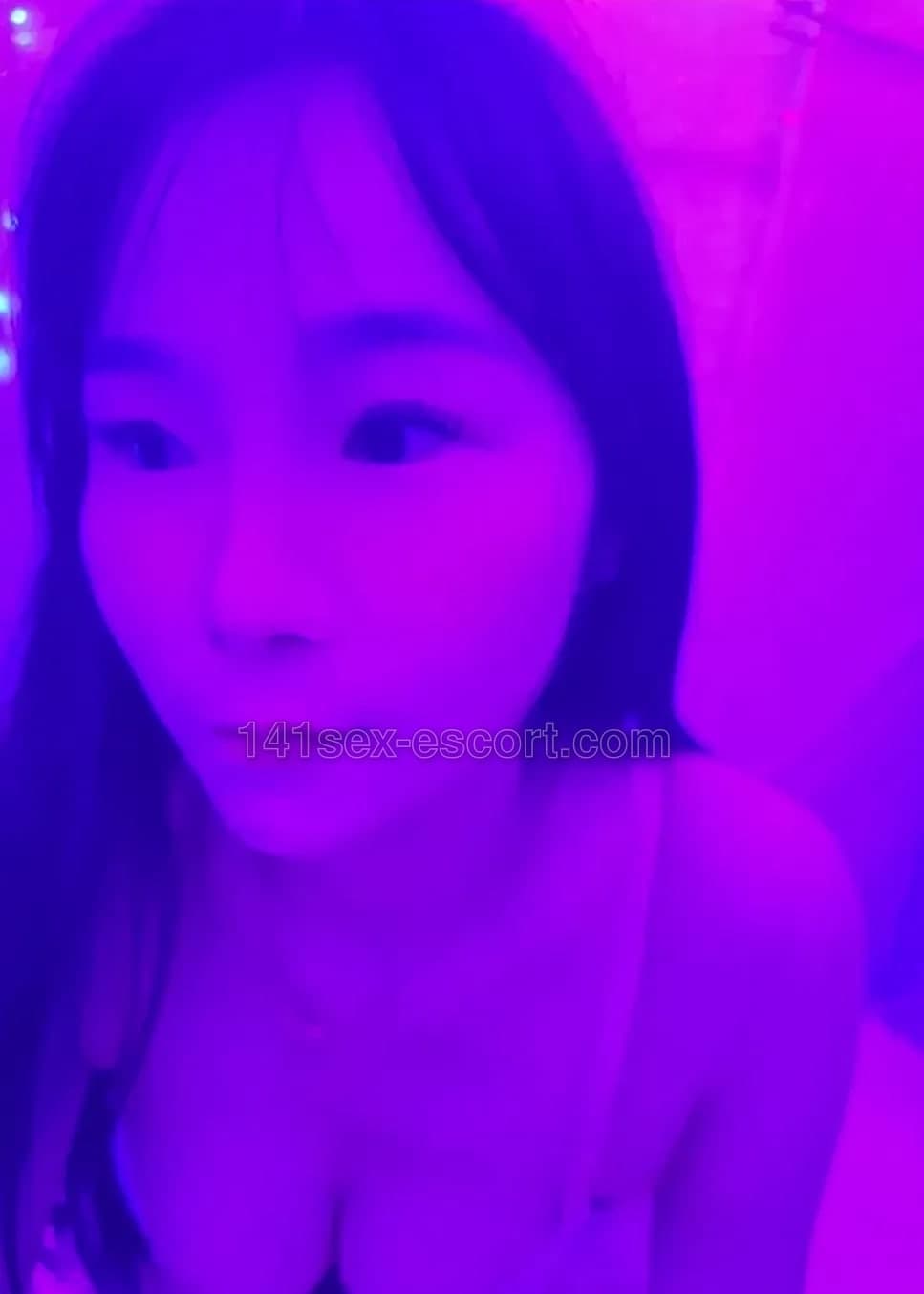 有氣質又正點，身材有前有後 妹妹好有充實感 (1)
