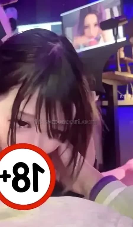 上到床就先黎個背面 你諗到既 但都係你個背同你做晒出黎 有對… (1)