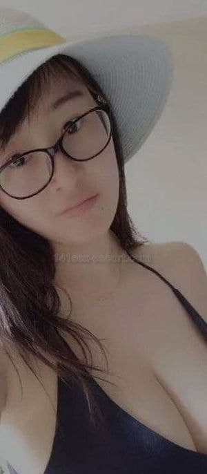 健美四眼妹24小時營業 · 良家婦女下海，所感受到嘅，只有無比嘅柔軟、濕滑以及溫暖,一合體我就感受到條道路好狹窄 (2)