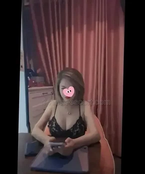 技師身材火辣惹火 胸部豐滿挺翹 皮膚滑嫩得像絲綢 一躺上床就… (1)