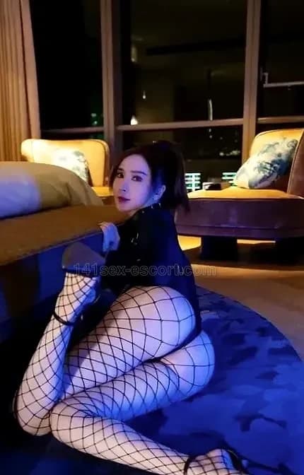 朋友介紹上去會一會，果然係食極唔夠既淫西，一開門而經用對淫眼… (1)
