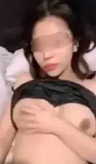 Kitty穿制服的時候胸部被勒得好緊，豐滿的乳肉幾乎要爆出來… (1)